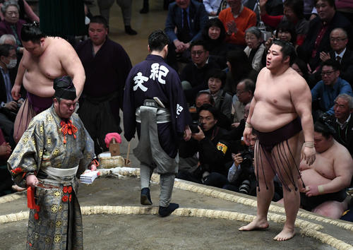 遠藤(右)は朝乃山を破り、呼吸を整える(撮影・山崎安昭)