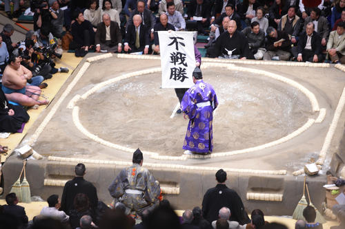 鶴竜休場で御嶽海が不戦勝（撮影・柴田隆二）