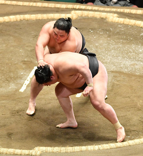 取り直しで隠岐の海（上）は豪栄道をとったりで破る（撮影・柴田隆二）