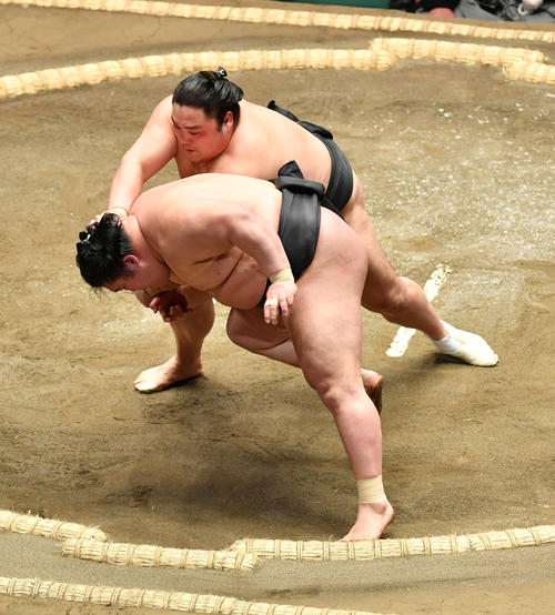 取り直しで隠岐の海（上）は豪栄道をとったりで破る（撮影・柴田隆二）