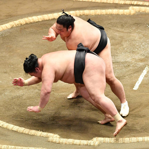 取り直しで隠岐の海（上）は豪栄道をとったりで破る（撮影・柴田隆二）