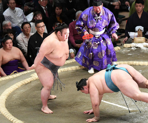 貴景勝（左）は玉鷲を突き落としで破る（撮影・山崎安昭）