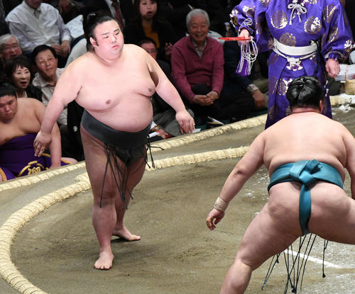 貴景勝(左)は玉鷲を突き落としで破る(撮影・山崎安昭)