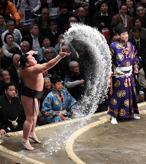 明生は栃ノ心を豪快に突き落とす ５日目写真特集 大相撲ライブ速報写真ニュース 日刊スポーツ