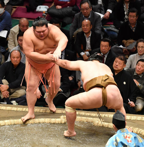 輝（右）は千代大龍を押し出しで破り全勝を守った（撮影・柴田隆二）