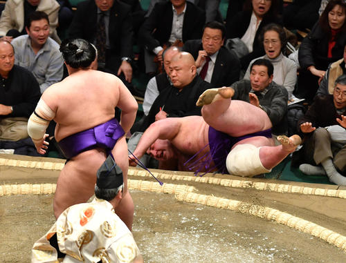 明生（左）は栃ノ心を突き落としで破る（撮影・柴田隆二）