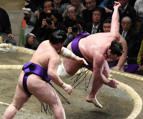 明生（左）は栃ノ心の体勢を崩させる（撮影・山崎安昭）