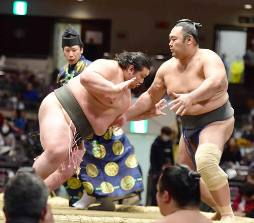 元林（左）は押し出しで希善龍を下し、序ノ口デビューから24連勝を飾った（撮影・小沢裕）