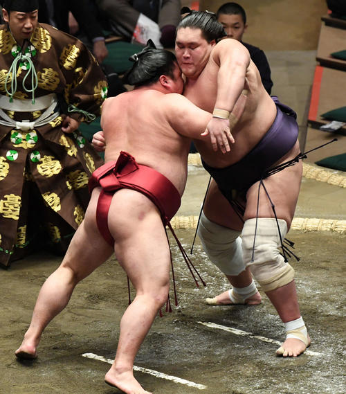 立ち合いでぶつかる照ノ富士（右）と朝玉勢（撮影・山崎安昭）