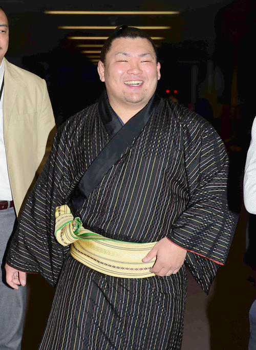 照強は初日から5連勝を飾り笑顔で引き揚げる（撮影・小沢裕）