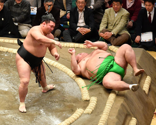 照強（左）は千代丸を下手投げで破る（撮影・柴田隆二）
