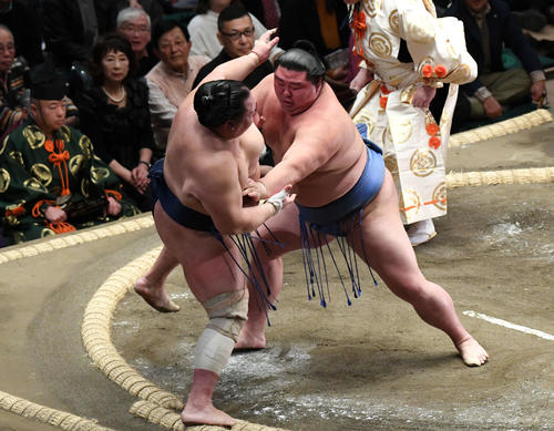 正代（右）は北勝富士を突き出しで破る（撮影・山崎安昭）