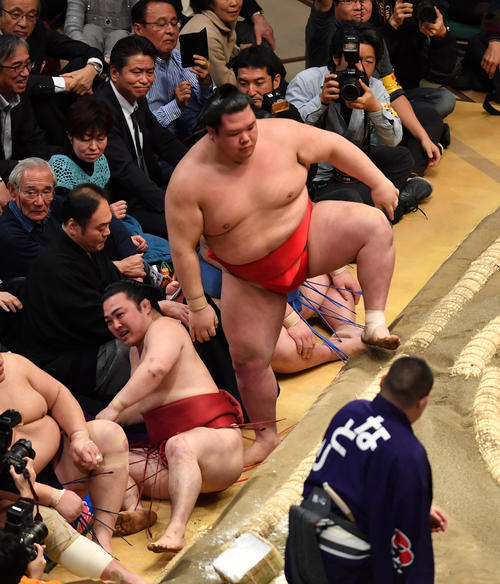 炎鵬（左）は阿武咲に寄り倒しで敗れる（撮影・柴田隆二）