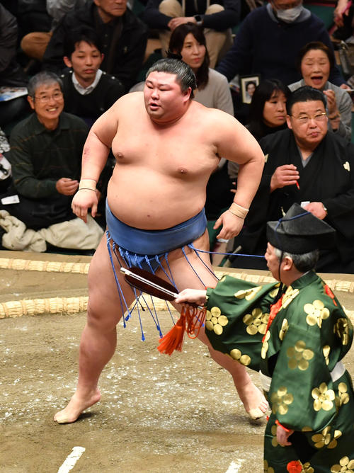 正代は栃ノ心を寄り切りで破る（撮影・柴田隆二）