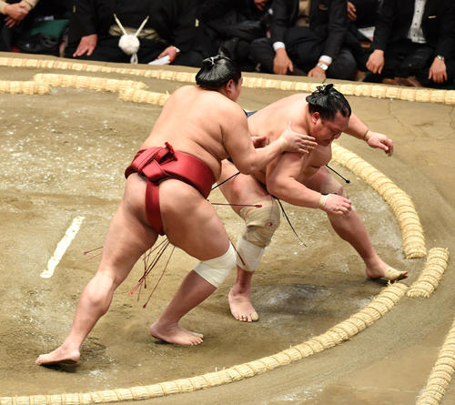 阿炎（左）は北勝富士を送り出しで破る（撮影・柴田隆二）