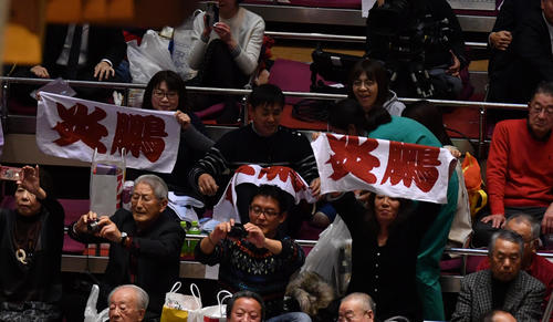 炎鵬の応援タオルを掲げるファン（撮影・柴田隆二）