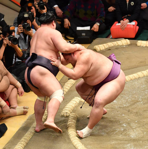 朝乃山（右）は妙義龍を寄り切りで破る（撮影・柴田隆二）