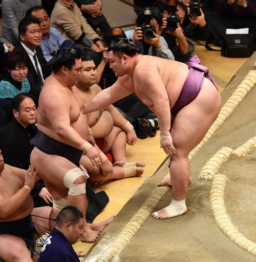 朝乃山（右）は妙義龍を寄り切りで破る（撮影・柴田隆二）