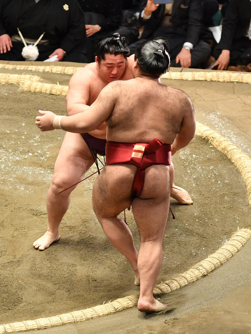 遠藤（上）は高安を突き出しで破る（撮影・柴田隆二）
