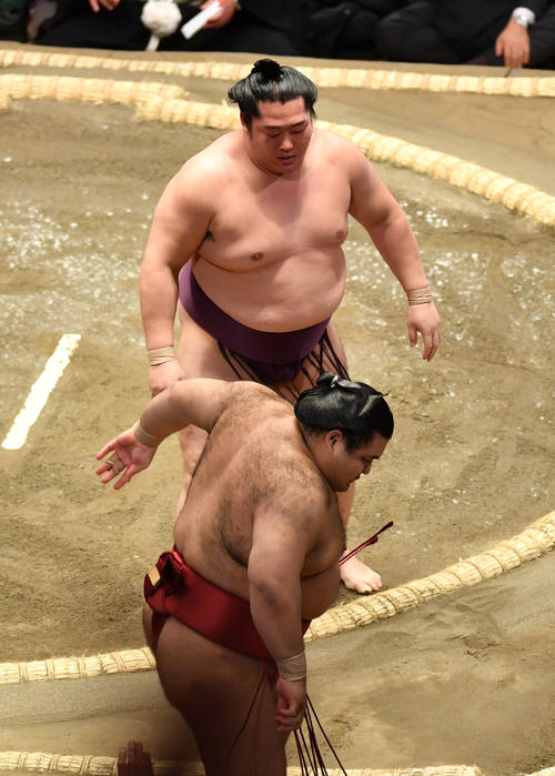 遠藤（上）は高安を突き出しで破る（撮影・柴田隆二）
