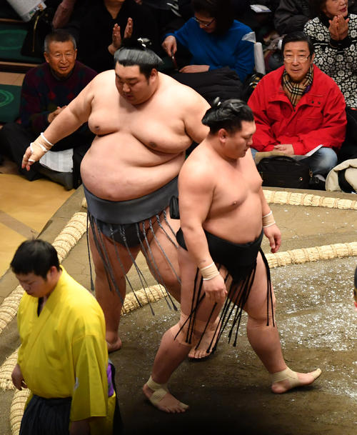 照強（右）は徳勝龍に引き落としで敗れる（撮影・柴田隆二）