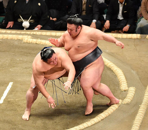 貴景勝（右）は御嶽海を突き落としで破る（撮影・柴田隆二）