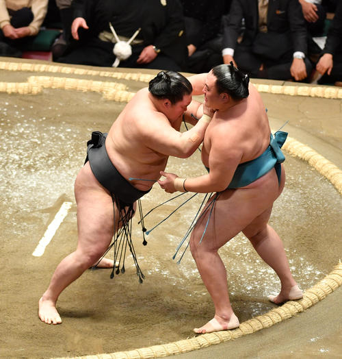 豪栄道（左）は玉鷲を押し出しで破る（撮影・柴田隆二）