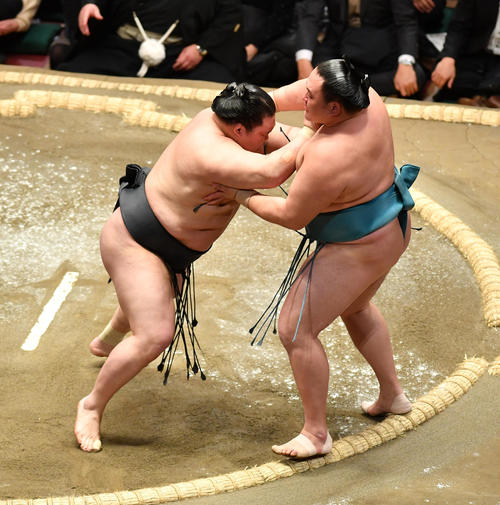 豪栄道（左）は玉鷲を押し出しで破る（撮影・柴田隆二）