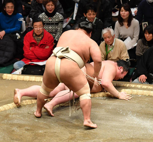 志摩ノ海（手前）は剣翔を寄り倒しで破る（撮影・柴田隆二）
