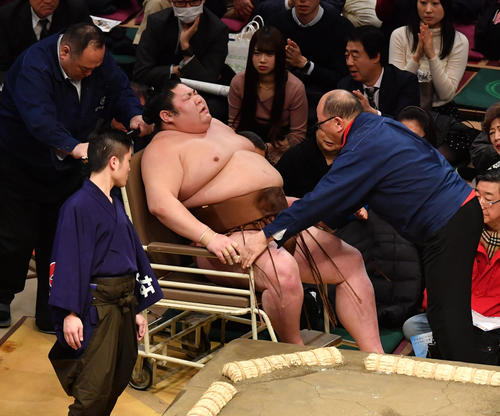 志摩ノ海に敗れた剣翔は負傷し車いすで運ばれる（撮影・柴田隆二）