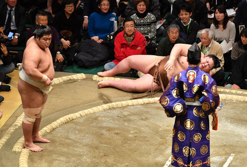 志摩ノ海に敗れた剣翔（右）は負傷し起き上がれず車いすで運ばれた（撮影・柴田隆二）