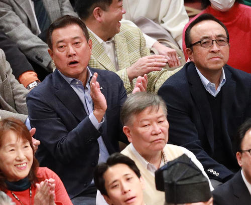 熱心に観戦する巨人原辰徳監督（撮影・中島郁夫）