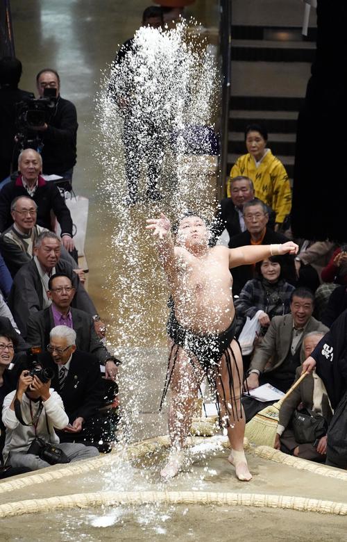 豪快に塩をまく照強