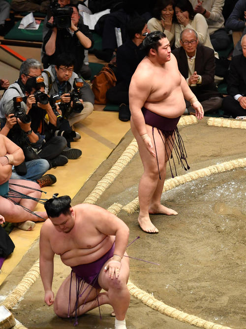 朝乃山（左手前）は遠藤（上）に寄り倒しで破れる（撮影・柴田隆二）