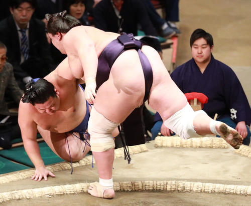 美ノ海（左）を寄り倒しで破った照ノ富士（撮影・中島郁夫）