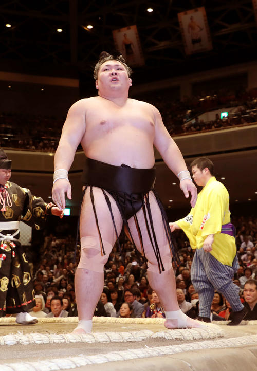 徳勝龍に引き落としで敗れ悔しそうな表情を見せる照強（撮影・鈴木正人）