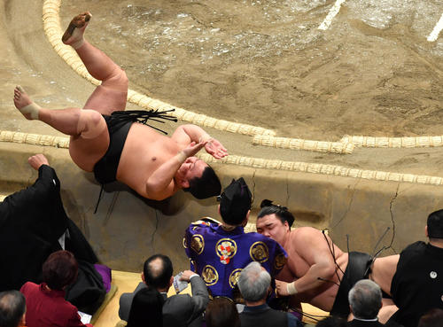 照強（左）は霧馬山を小手投げで破る（撮影・柴田隆二）