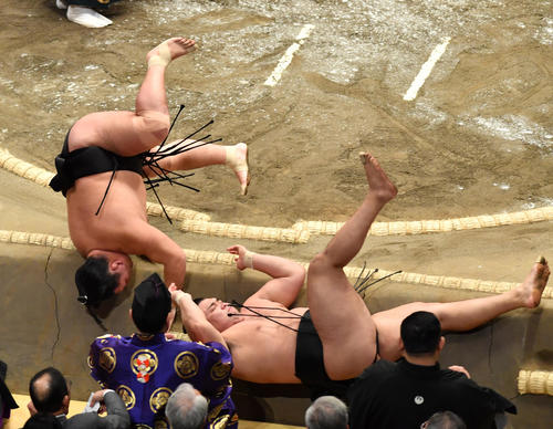照強（左）は霧馬山を小手投げで破る（撮影・柴田隆二）