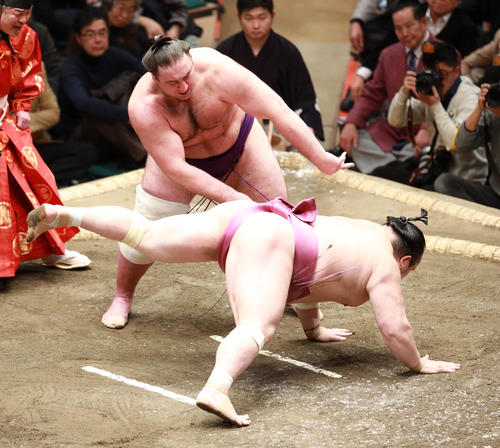 宝富士（下）をはたき込みで破る栃ノ心（撮影・中島郁夫）