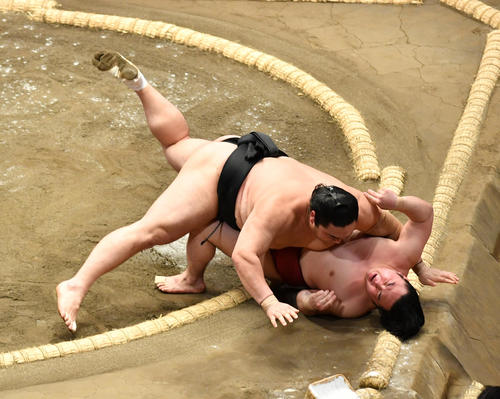 隠岐の海（上）は炎鵬を寄り倒しで破る（撮影・柴田隆二）