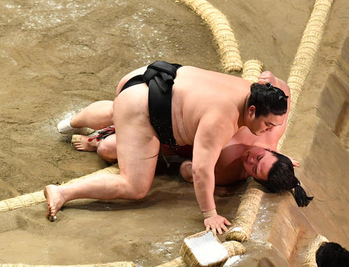 隠岐の海（上）は炎鵬を寄り倒しで破る（撮影・柴田隆二）
