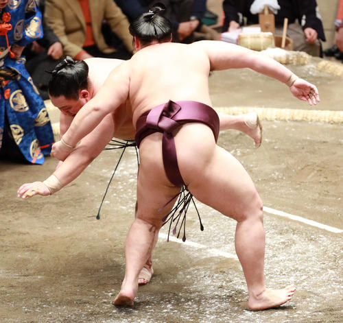 玉鷲（左）をとったりで破る遠藤（撮影・中島郁夫）