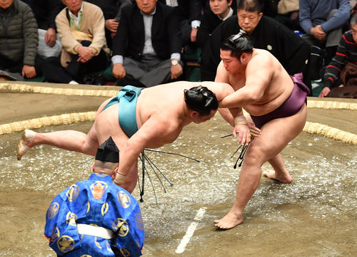遠藤　（右）は玉鷲をとったりで破る（撮影・柴田隆二）