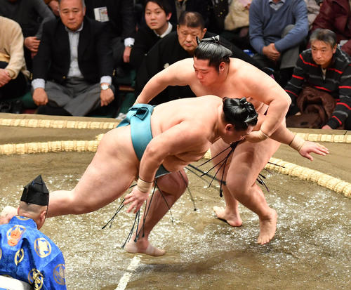 遠藤　（右）は玉鷲をとったりで破る（撮影・柴田隆二）