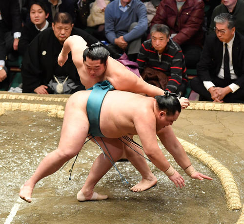 遠藤（右）は玉鷲をとったりで下す（撮影・柴田隆二）
