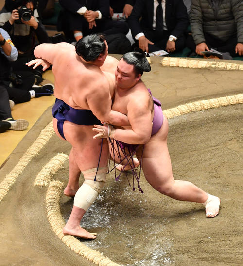 朝乃山（右）は北勝富士を寄り切りで破る（撮影・柴田隆二）