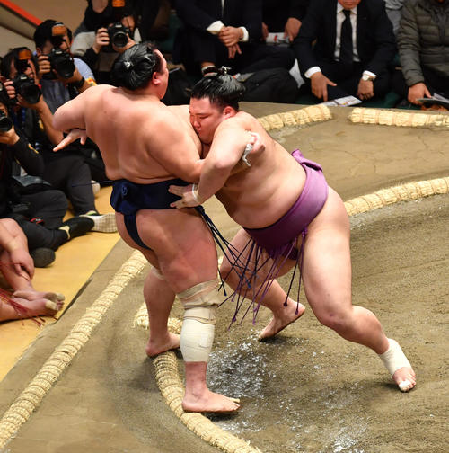 朝乃山（右）は北勝富士を寄り切りで破る（撮影・柴田隆二）