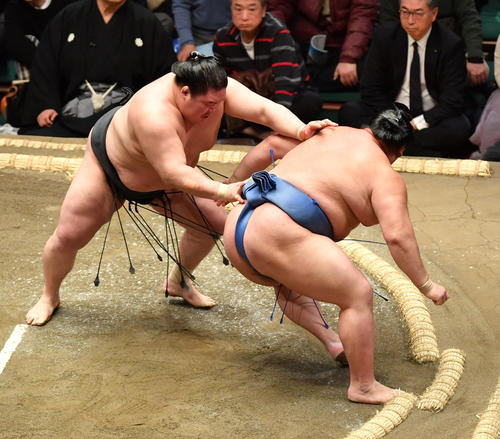 正代（右）は豪栄道に送り倒しに敗れる（撮影・柴田隆二）