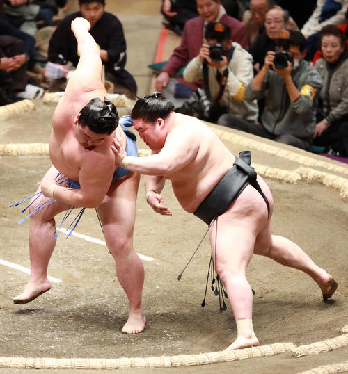 正代（左）をいなす豪栄道（撮影・中島郁夫）