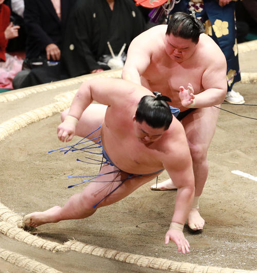 正代（左）を送り倒しで破る豪栄道（撮影・中島郁夫）